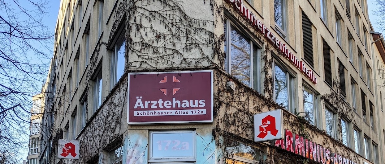 Eingang zum Ärztehaus Schönhauser Allee 172a, Berlin